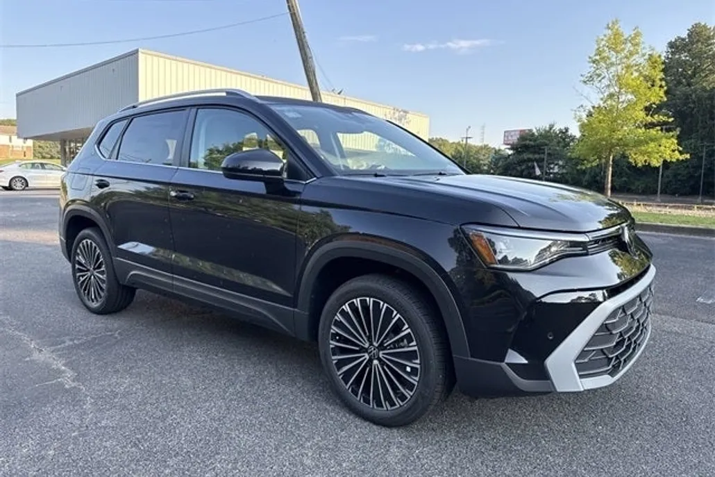 2025 Volkswagen Taos SE photo 1