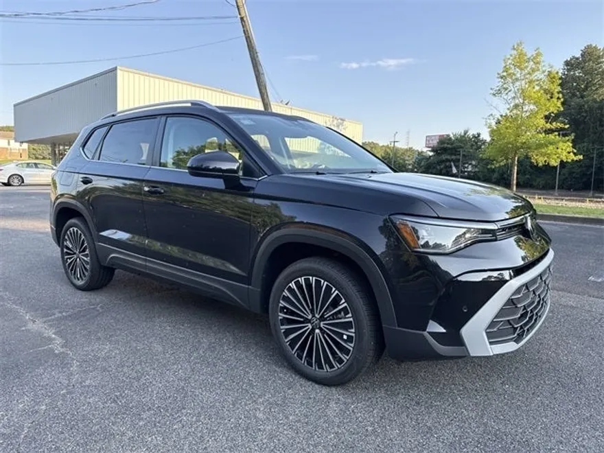 2025 Volkswagen Taos SE photo 1