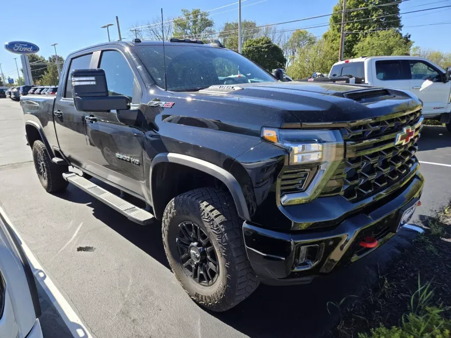 2025 Chevrolet Silverado 2500HD ZR2 photo 1