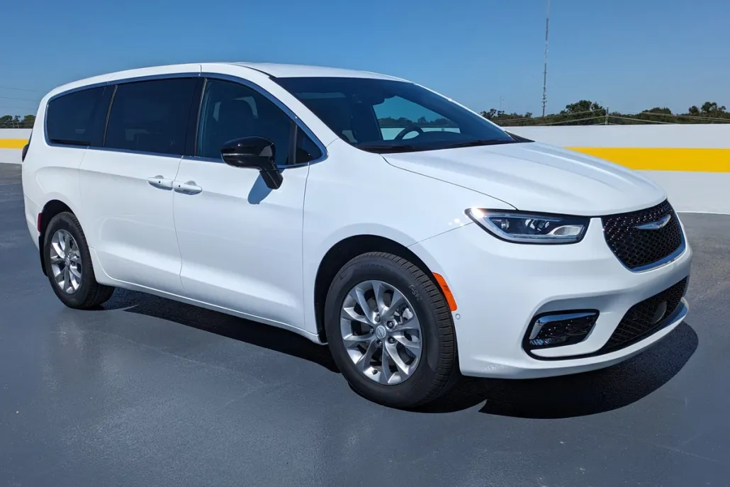 2026 Chrysler Pacifica photo 1