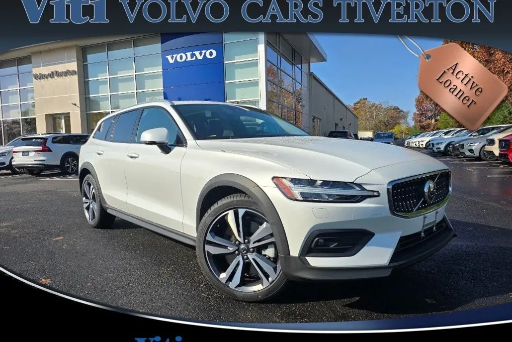 2025 Volvo V60 Cross Country B5 Plus photo 1