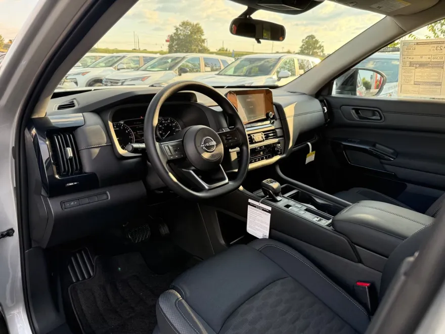2025 Nissan Pathfinder S photo 1