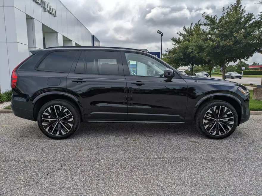 2026 Volvo XC90 T8 photo 1