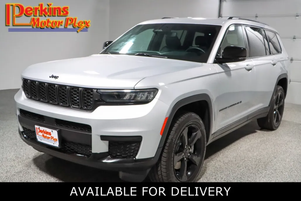 2023 Jeep Grand Cherokee Laredo Altitude photo 1