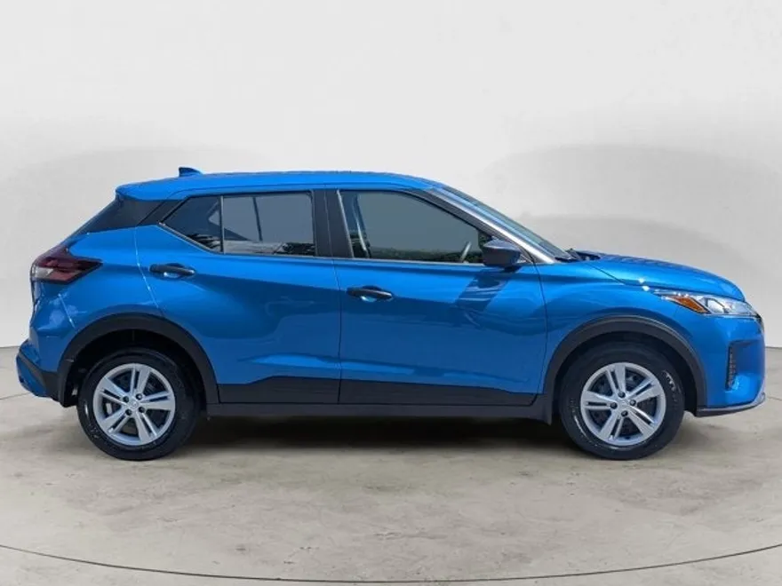 2025 Nissan Kicks Play S photo 1
