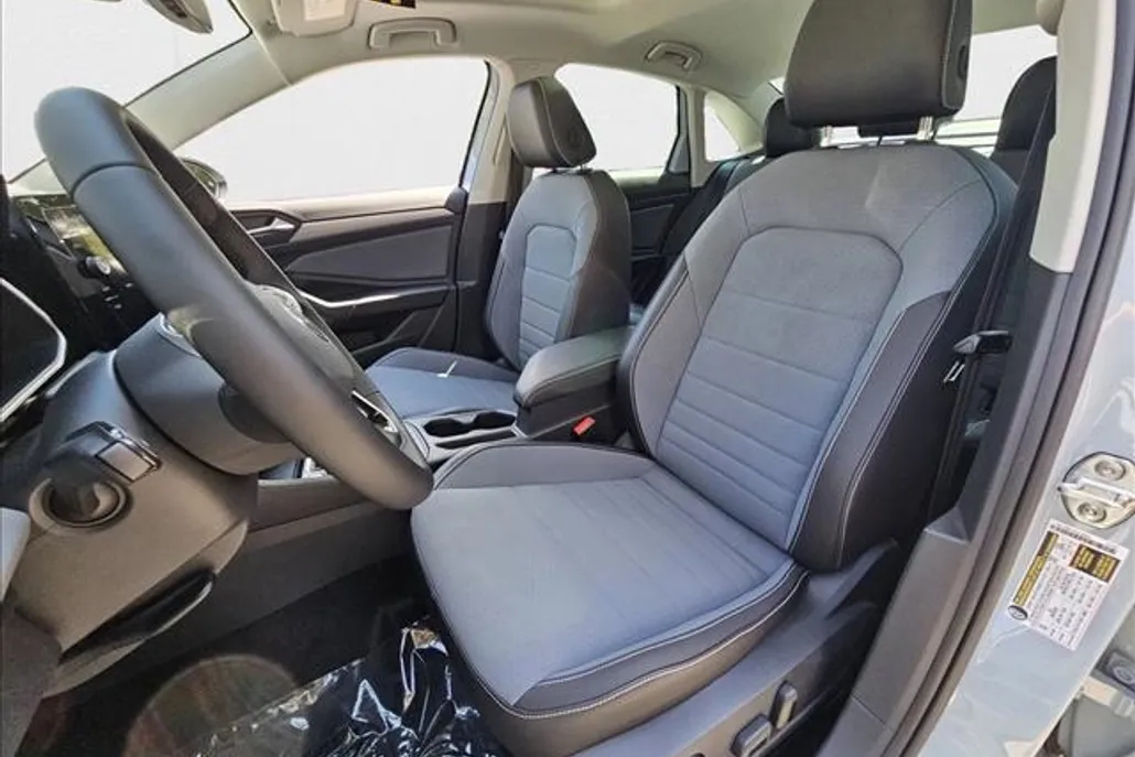 2025 Volkswagen Jetta SE photo 1