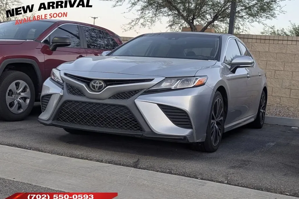 2018 Toyota Camry SE photo 1