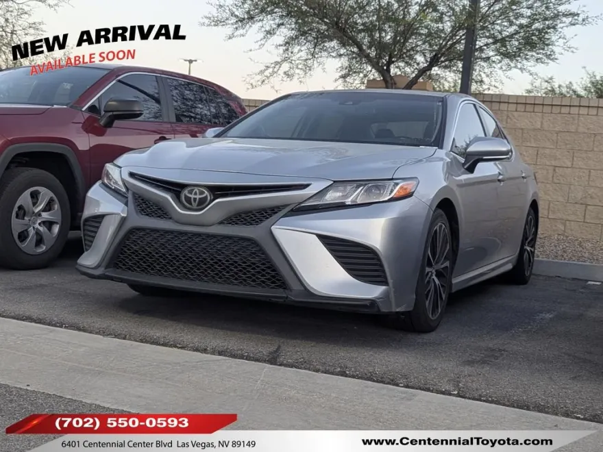 2018 Toyota Camry SE photo 1