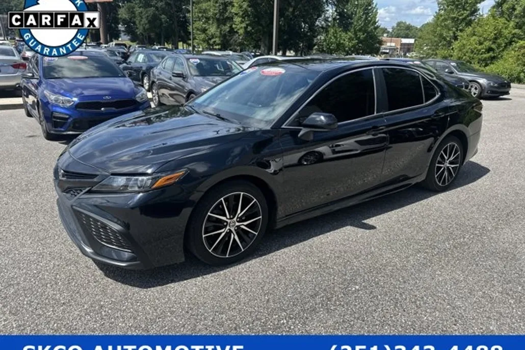 2021 Toyota Camry SE photo 1