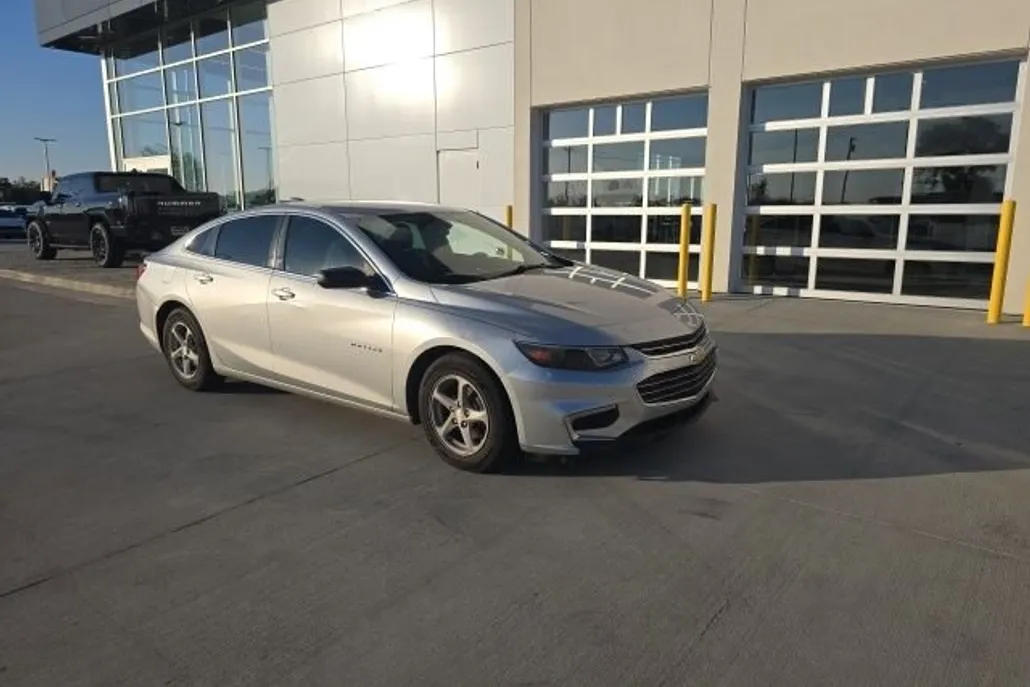 2017 Chevrolet Malibu LS photo 1