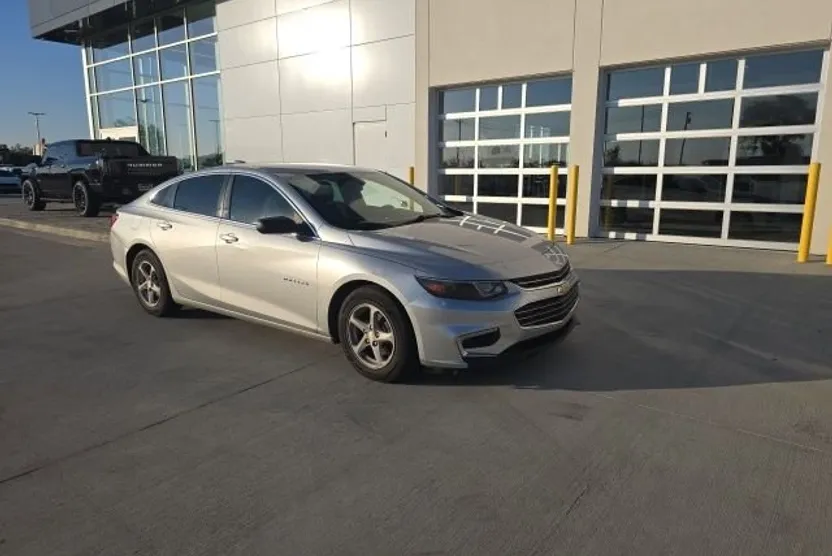 2017 Chevrolet Malibu LS photo 1