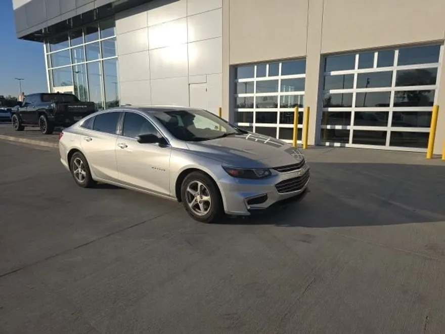 2017 Chevrolet Malibu LS photo 1