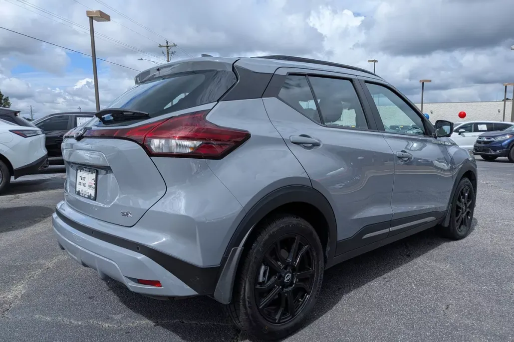 2024 Nissan Kicks SR photo 1