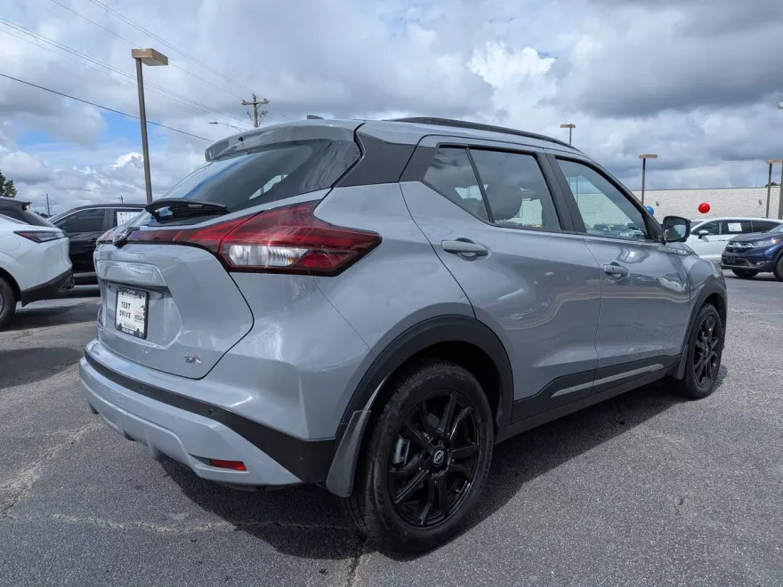2024 Nissan Kicks SR photo 1