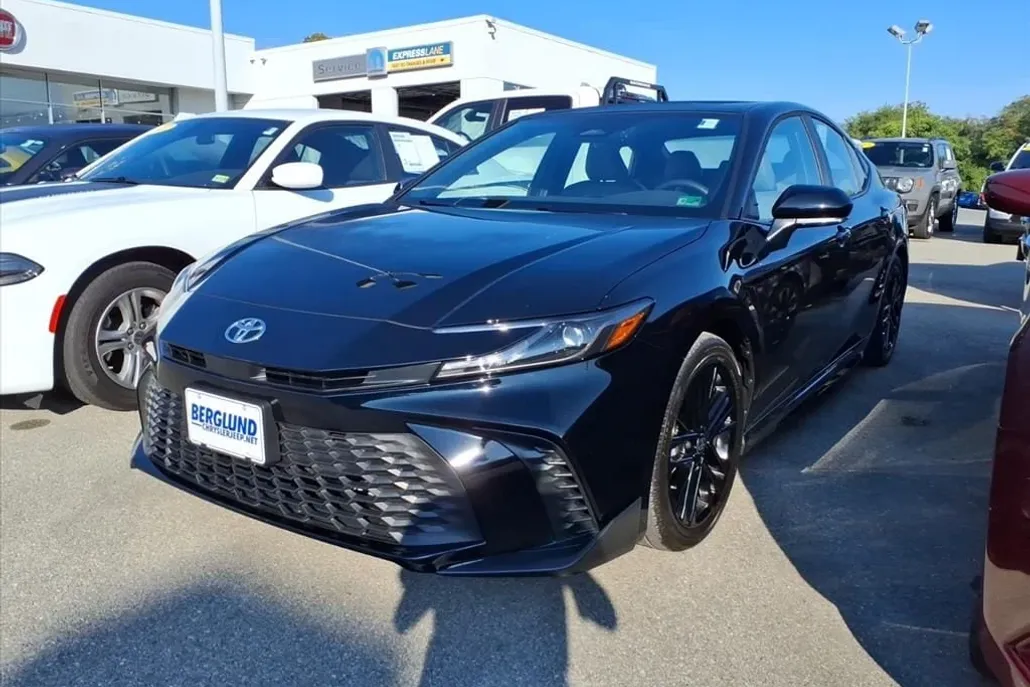 2025 Toyota Camry Hybrid SE photo 1
