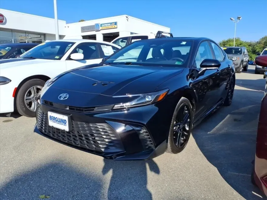 2025 Toyota Camry Hybrid SE photo 1