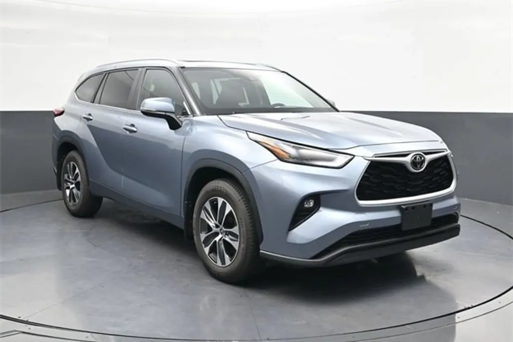 2023 Toyota Highlander L photo 1