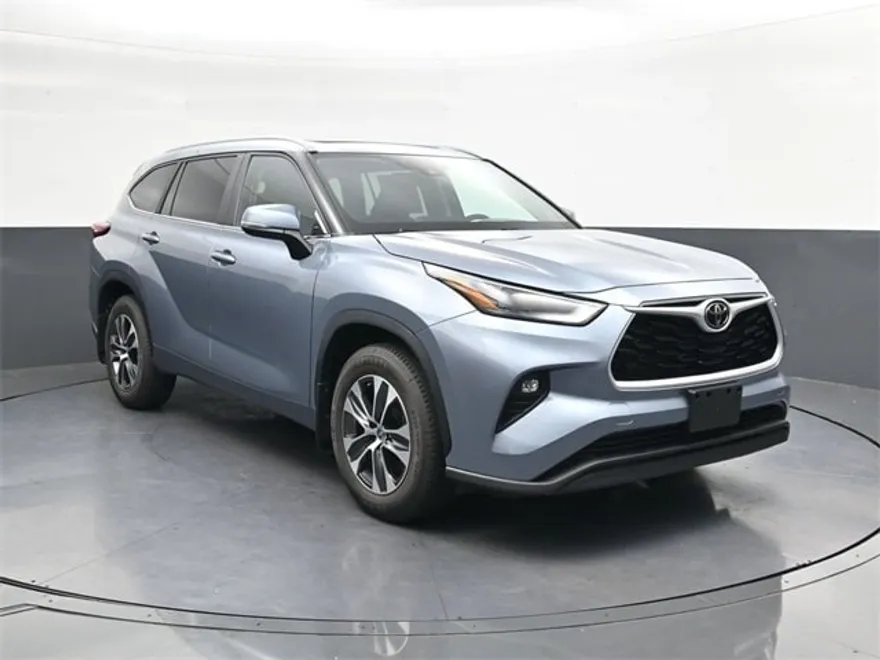 2023 Toyota Highlander L photo 1