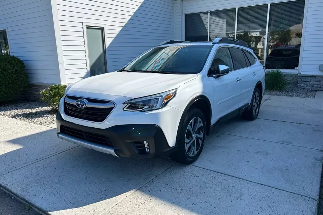 2020 Subaru Outback Touring photo 1