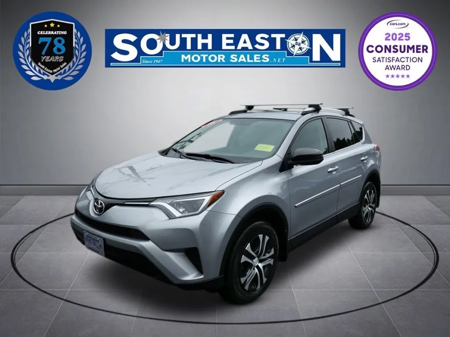 2016 Toyota RAV4 LE photo 1