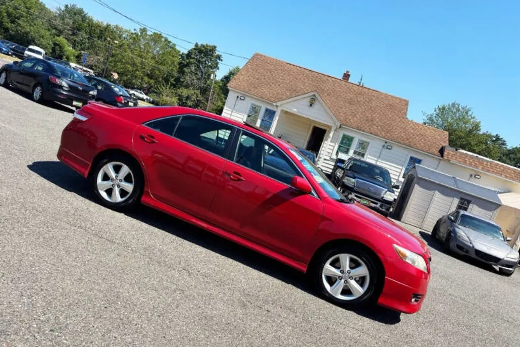 2011 Toyota Camry SE photo 1