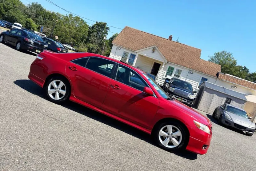 2011 Toyota Camry SE photo 1