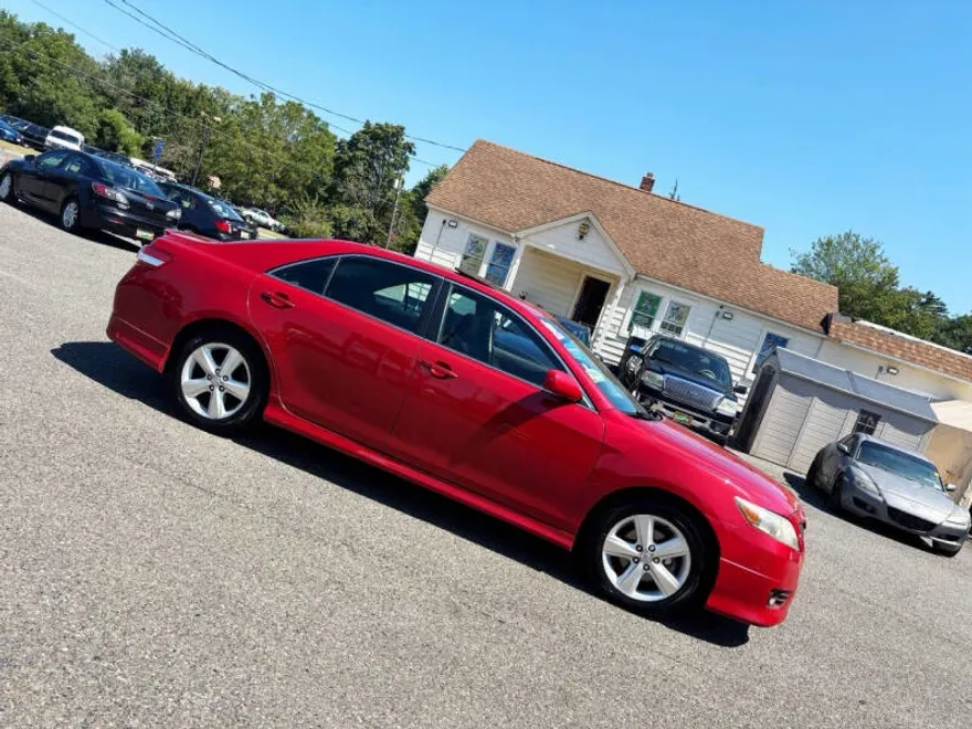 2011 Toyota Camry SE photo 1