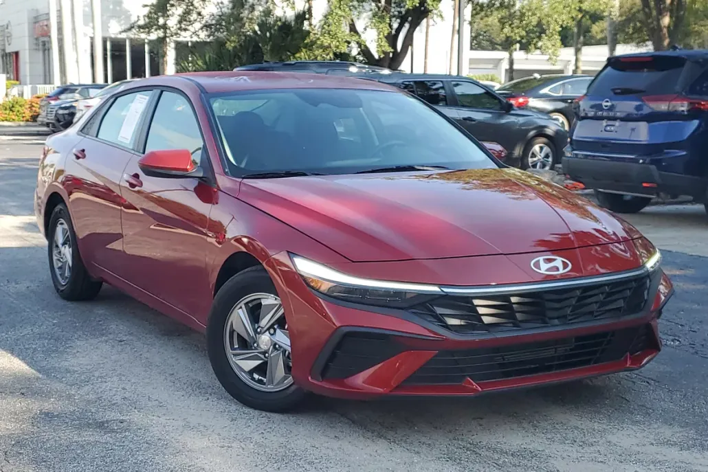 2025 Hyundai Elantra SE photo 1