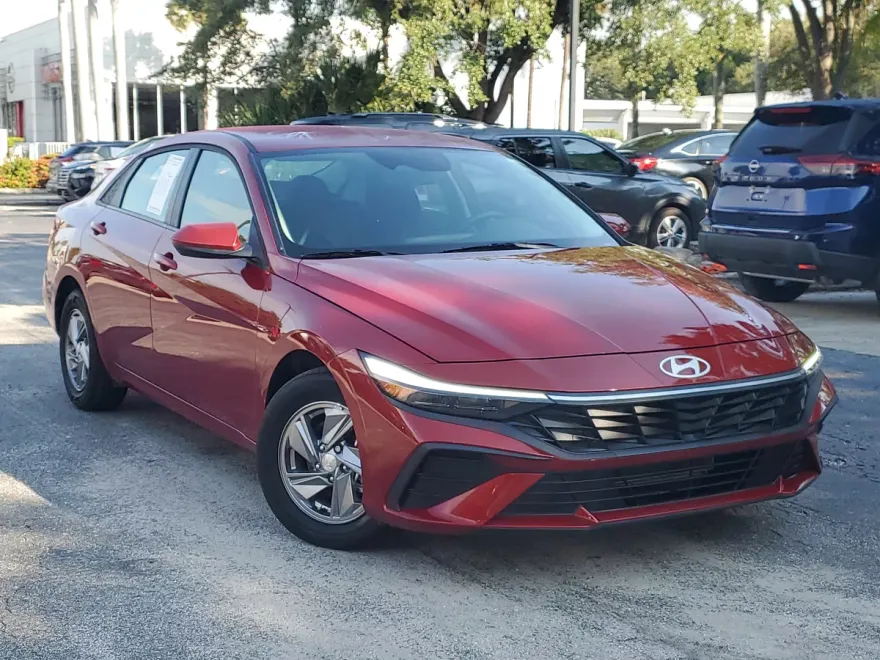 2025 Hyundai Elantra SE photo 1