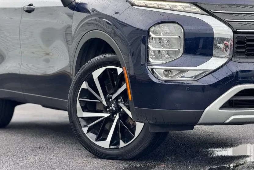 2023 Mitsubishi Outlander SE photo 1