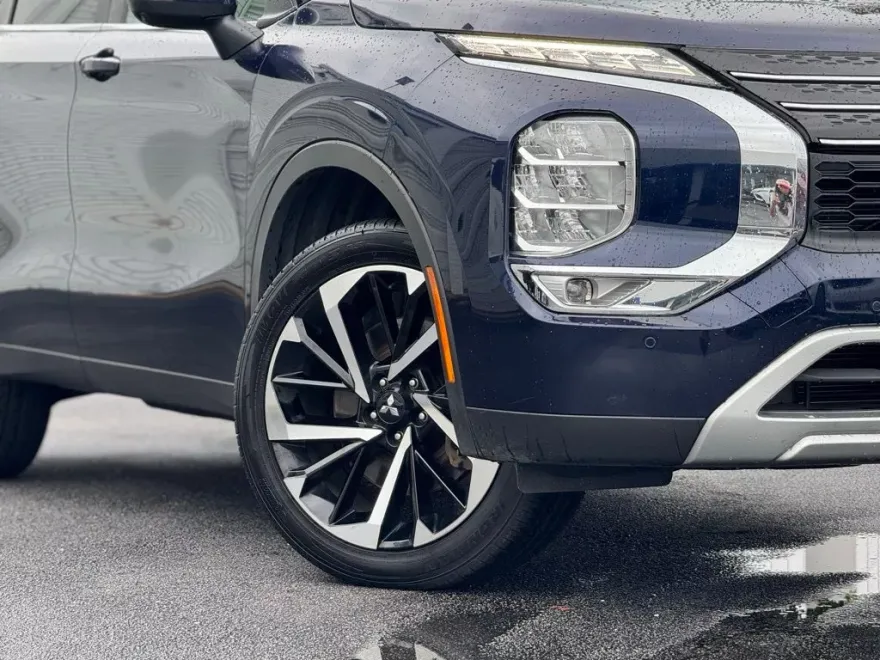 2023 Mitsubishi Outlander SE photo 1