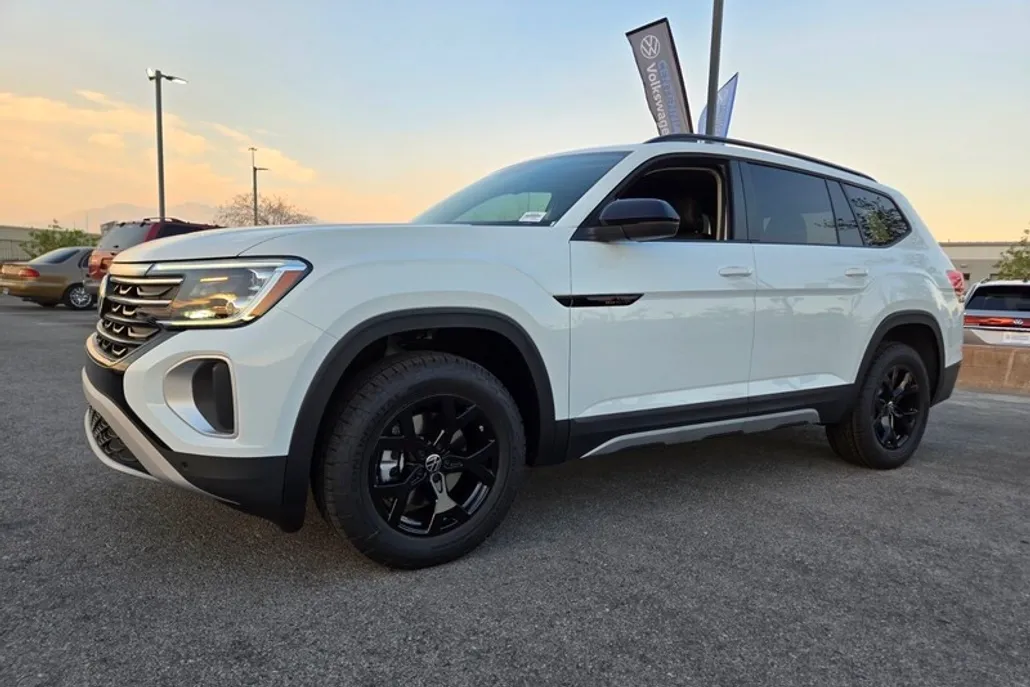 2025 Volkswagen Atlas Peak Edition SE photo 1