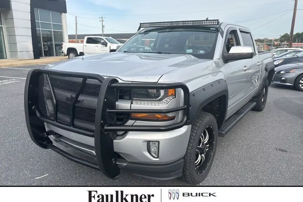 2017 Chevrolet Silverado 1500 LT photo 1