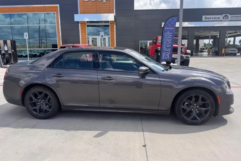 2023 Chrysler 300 Touring L photo 1