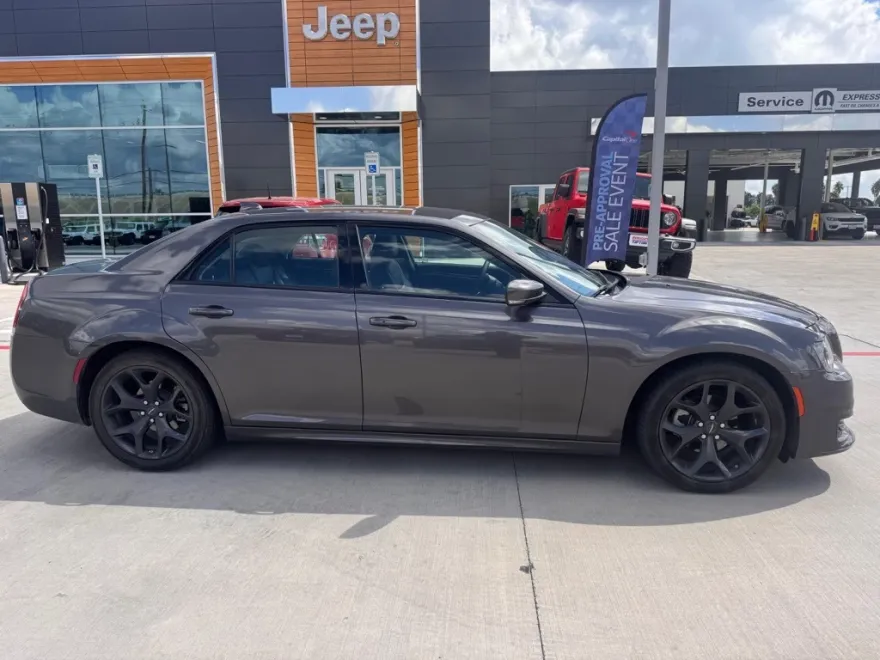 2023 Chrysler 300 Touring L photo 1