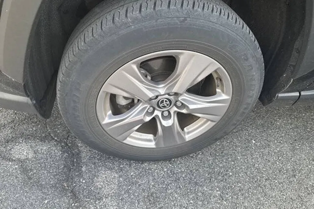 2022 Toyota RAV4 XLE photo 1
