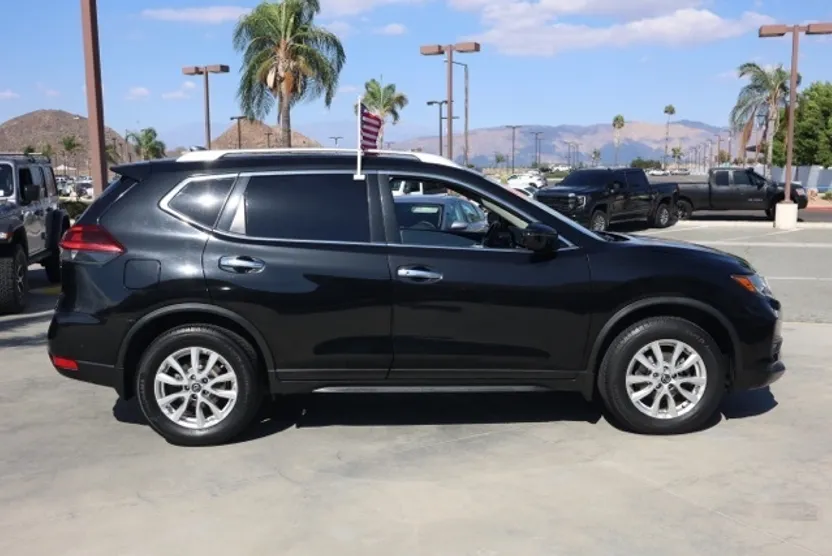 2018 Nissan Rogue SV photo 1