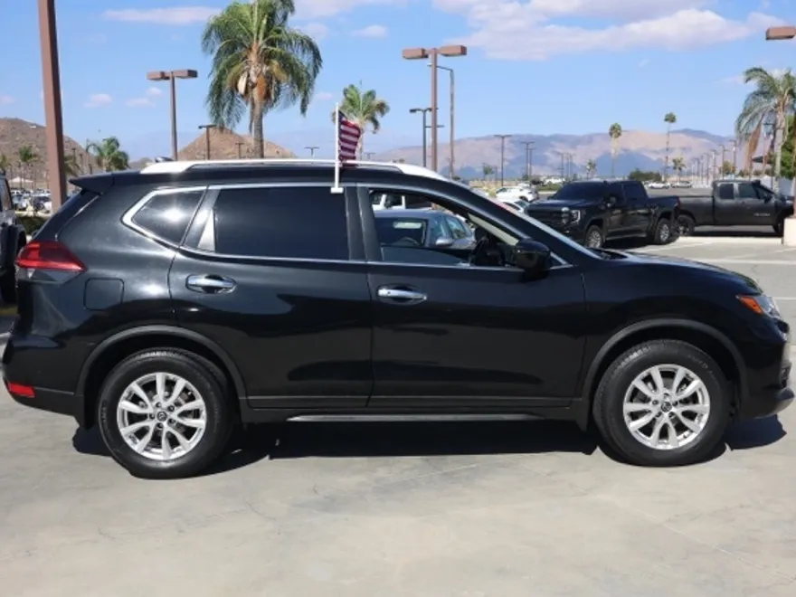 2018 Nissan Rogue SV photo 1