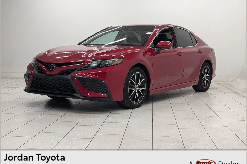 2022 Toyota Camry SE photo 1