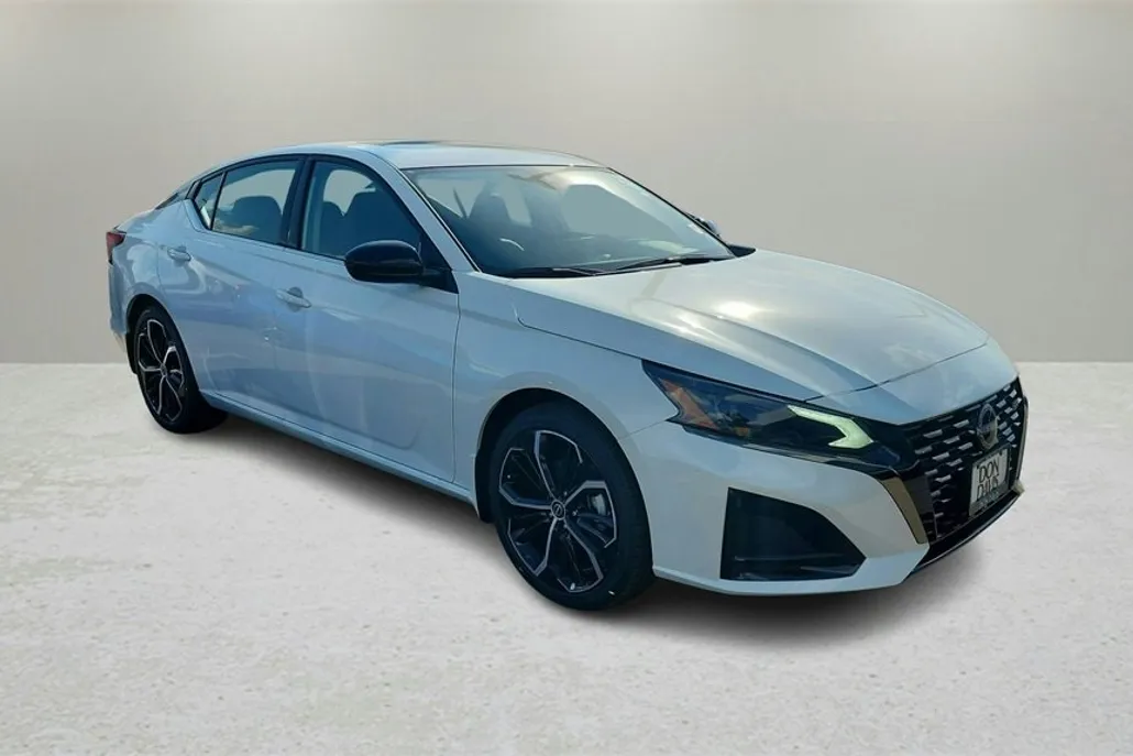 2025 Nissan Altima 2.5 SR photo 1