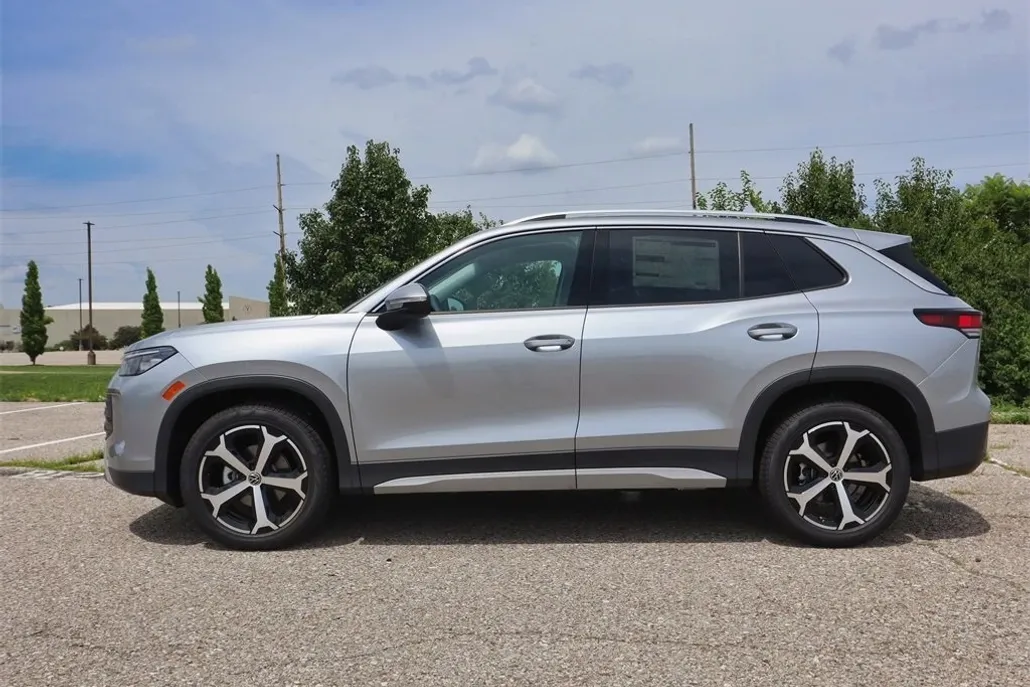 2025 Volkswagen Tiguan SE photo 1