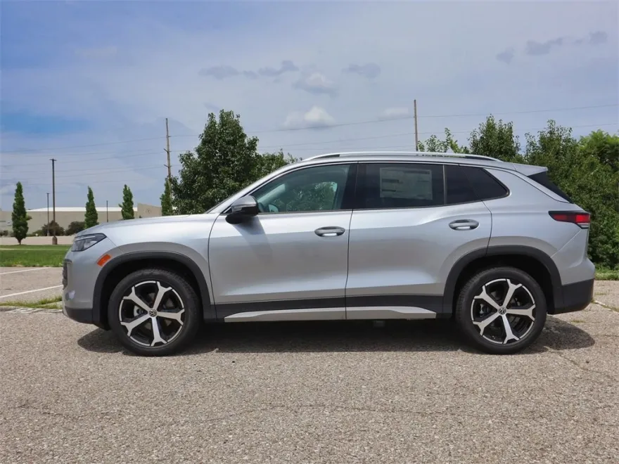 2025 Volkswagen Tiguan SE photo 1