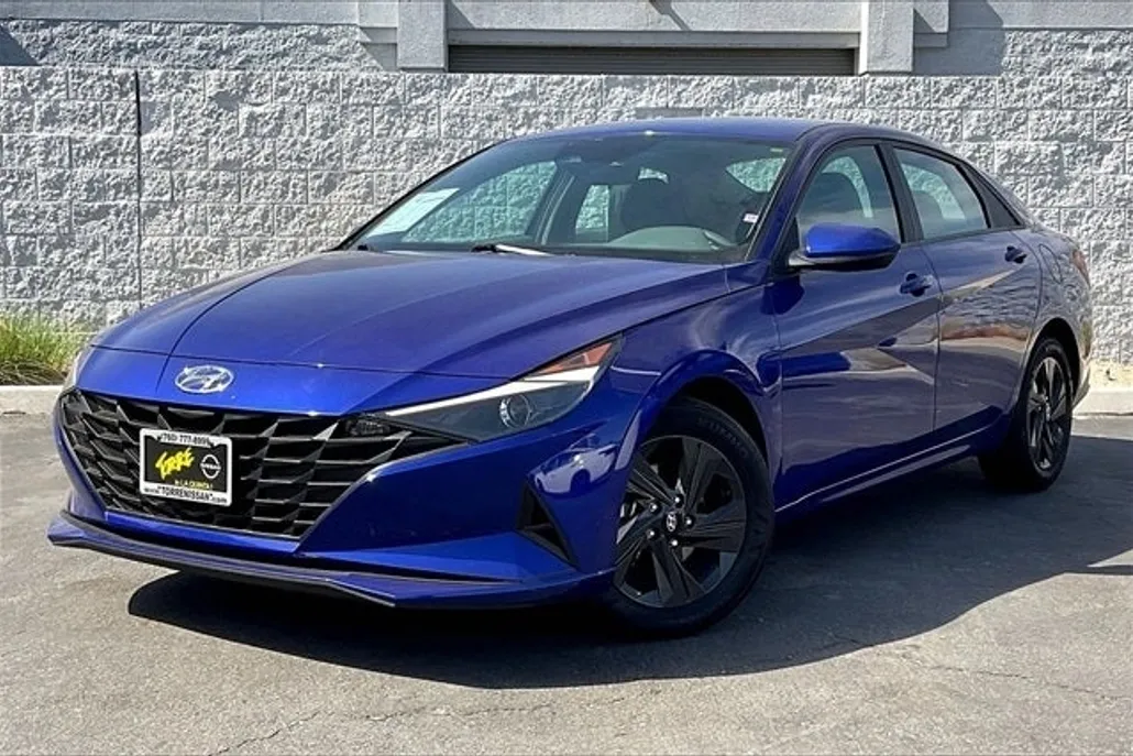 2023 Hyundai Elantra SEL photo 1