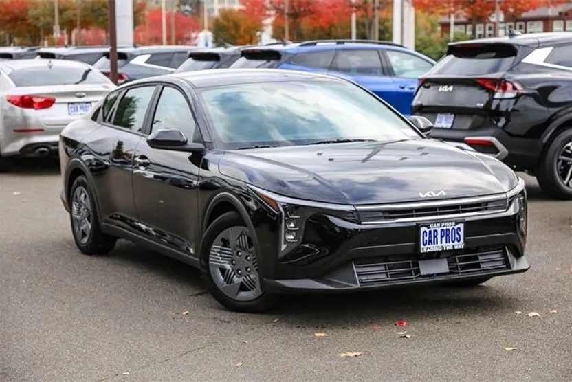 2025 Kia K4 LX photo 1