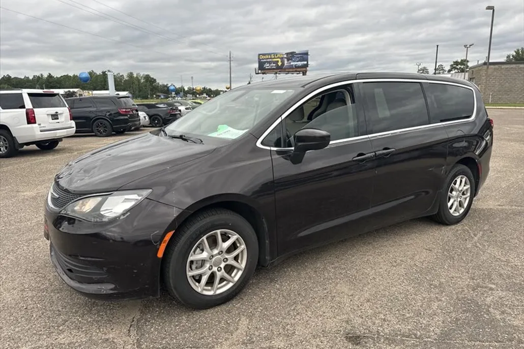 2017 Chrysler Pacifica Touring photo 1