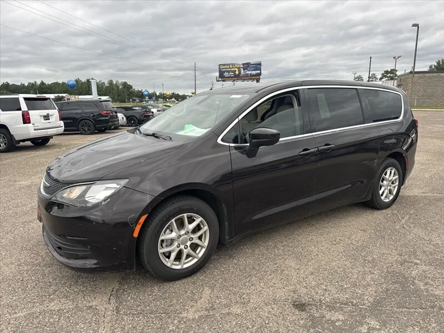 2017 Chrysler Pacifica Touring photo 1