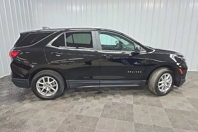 2022 Chevrolet Equinox LT photo 1