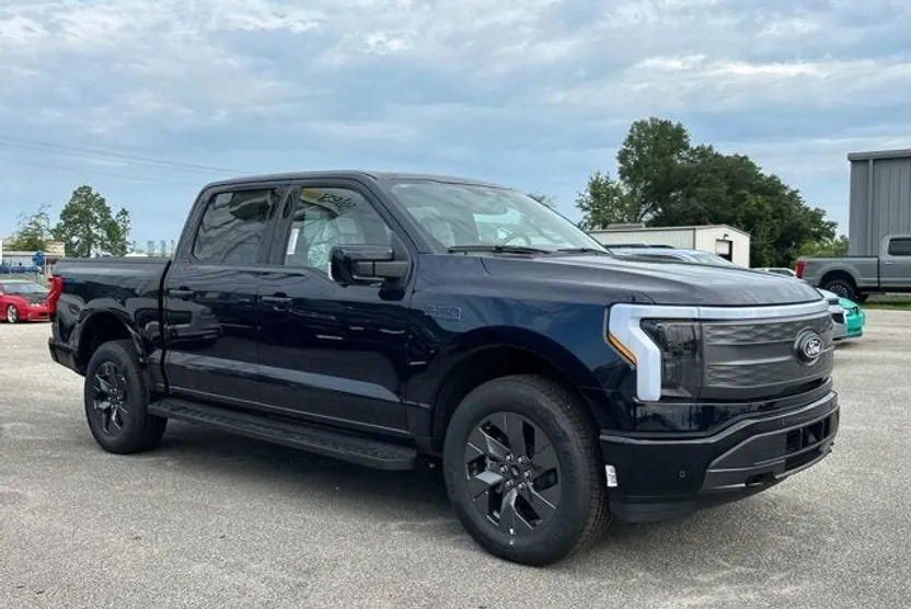 2025 Ford F-150 Lightning Lariat photo 1