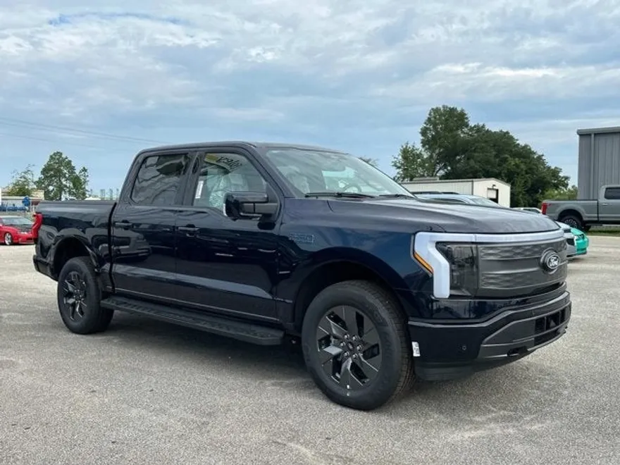 2025 Ford F-150 Lightning Lariat photo 1
