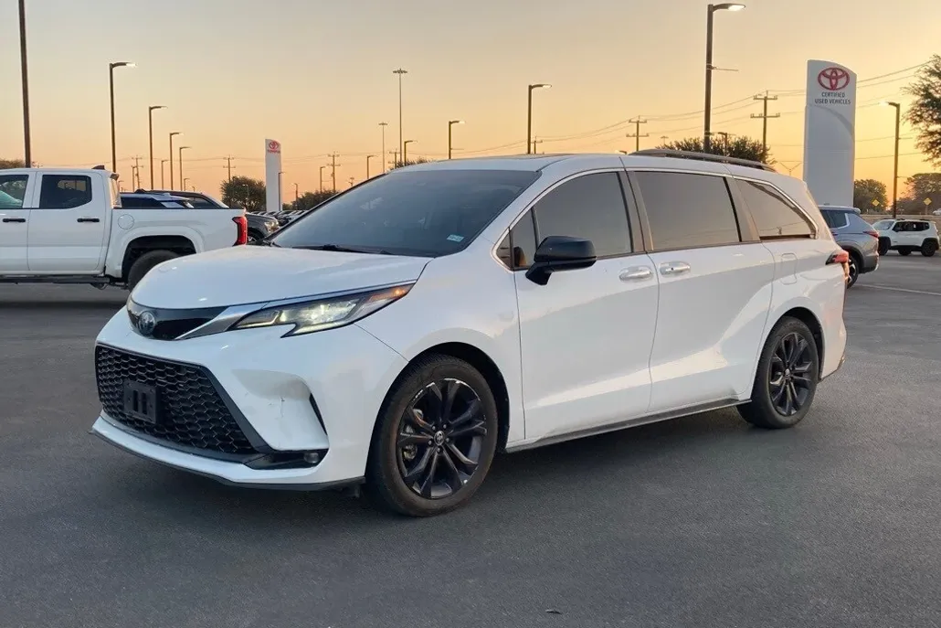 2022 Toyota Sienna XSE photo 1